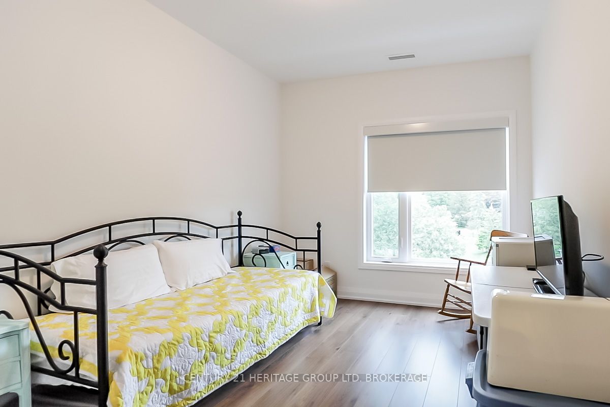 64 Queen St S, #404