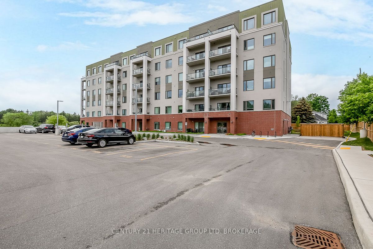 64 Queen St S, #404