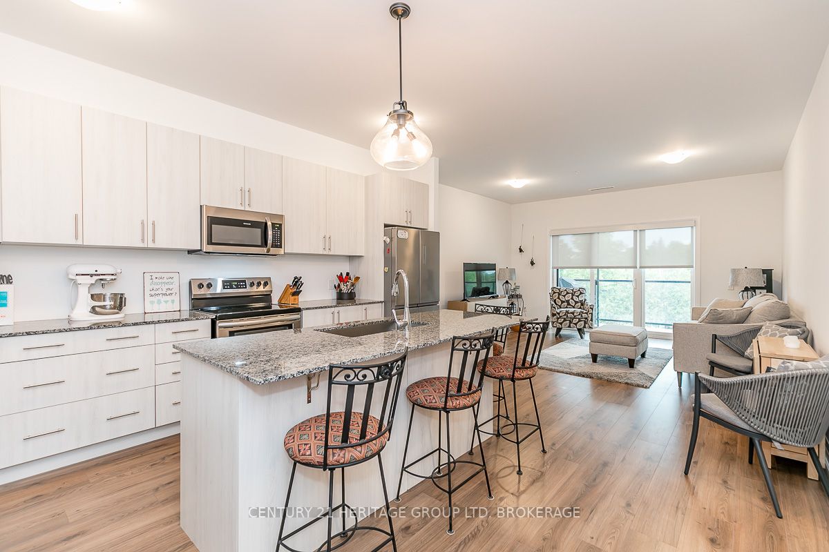 64 Queen St S, #404