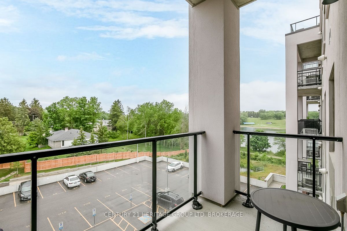 64 Queen St S, #404