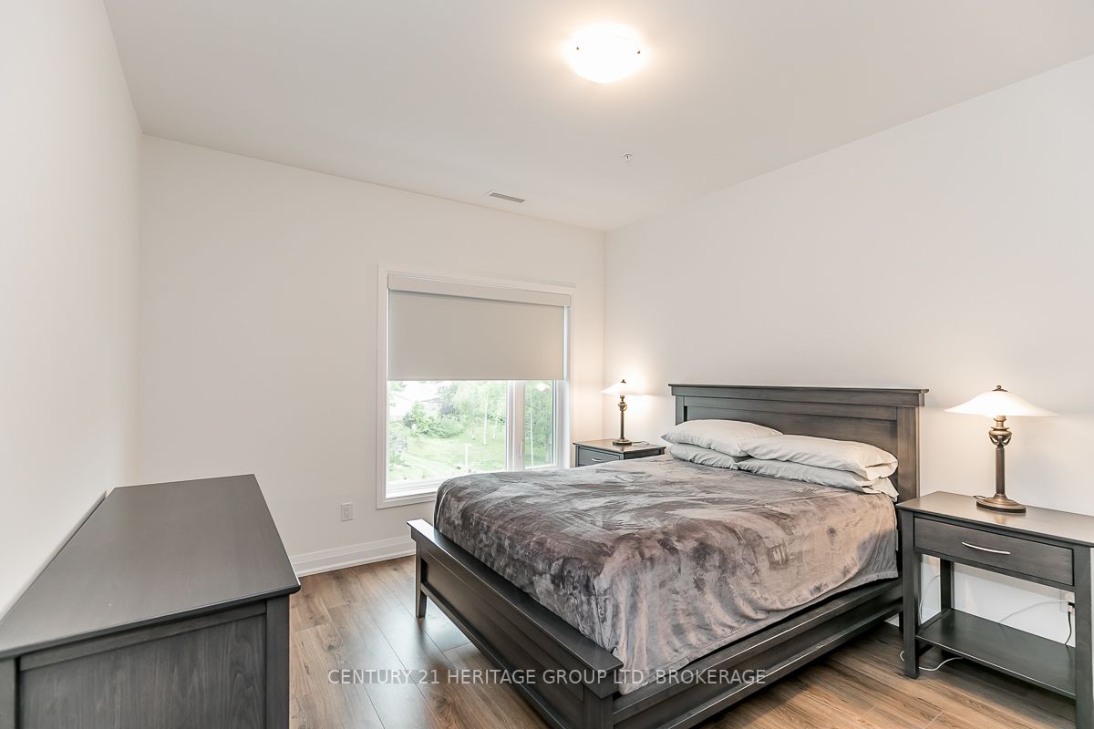 64 Queen St S, #404
