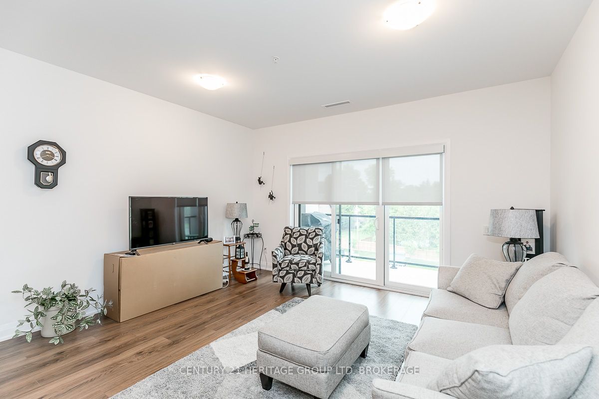 64 Queen St S, #404