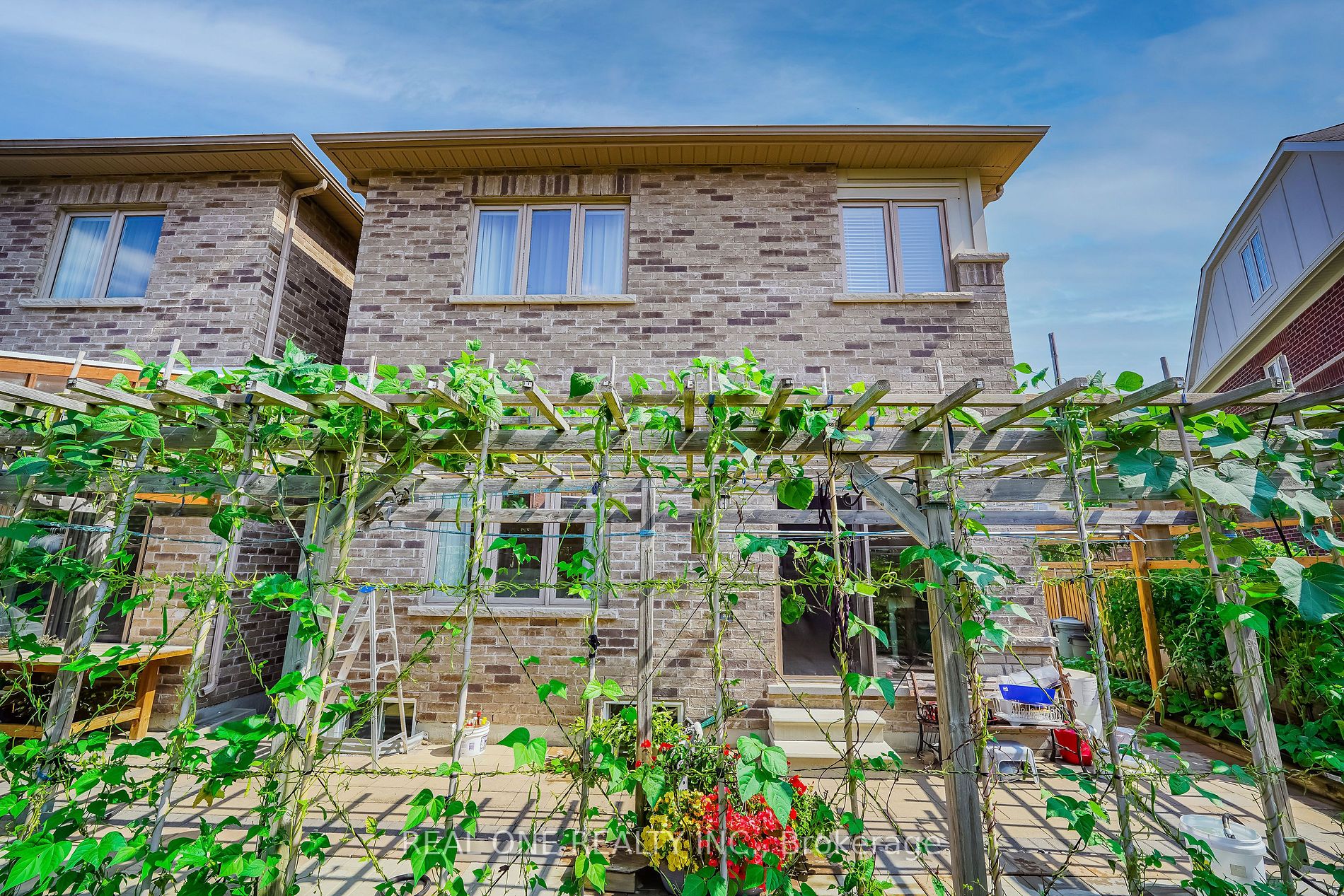 91 Living Cres