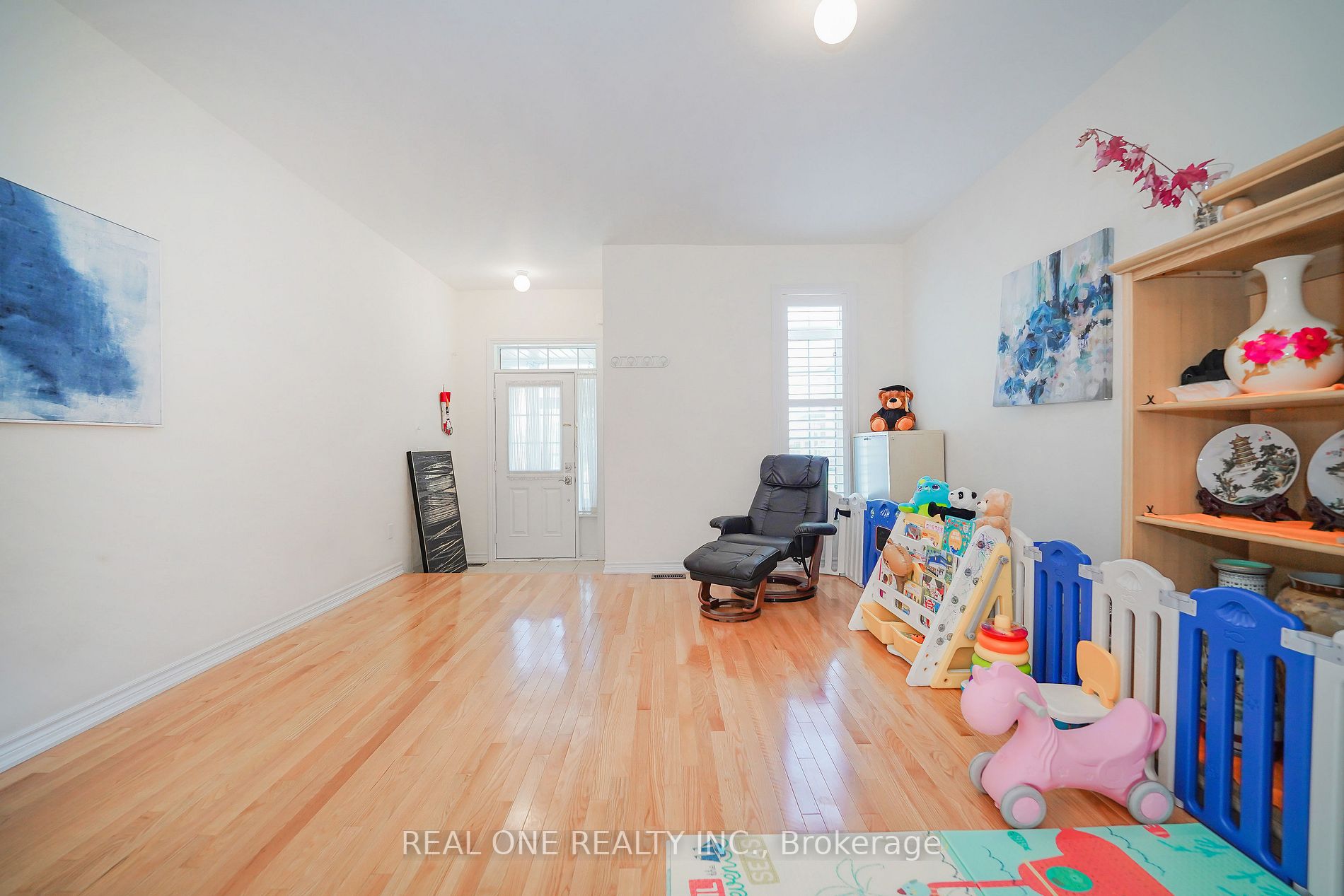 91 Living Cres