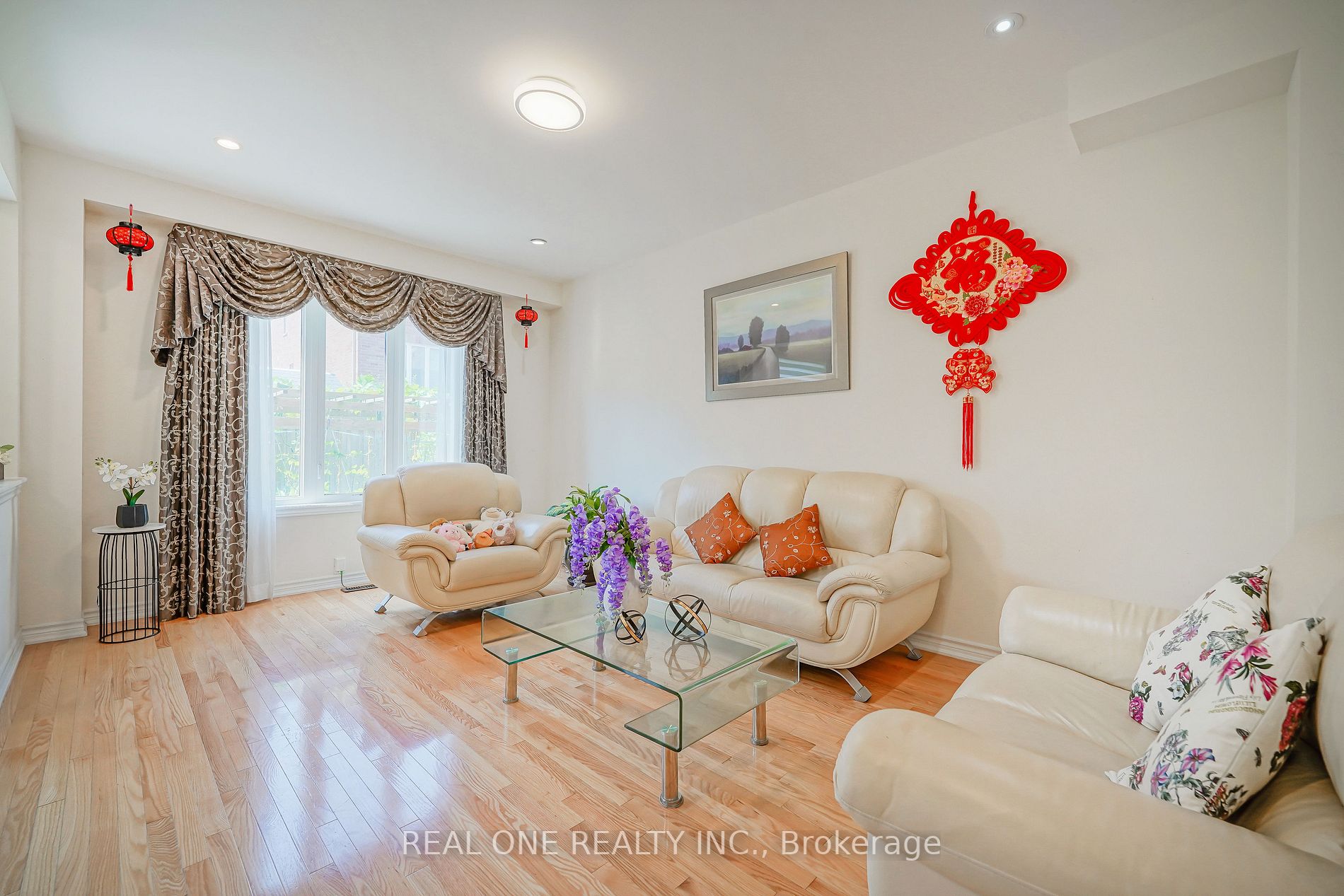 91 Living Cres