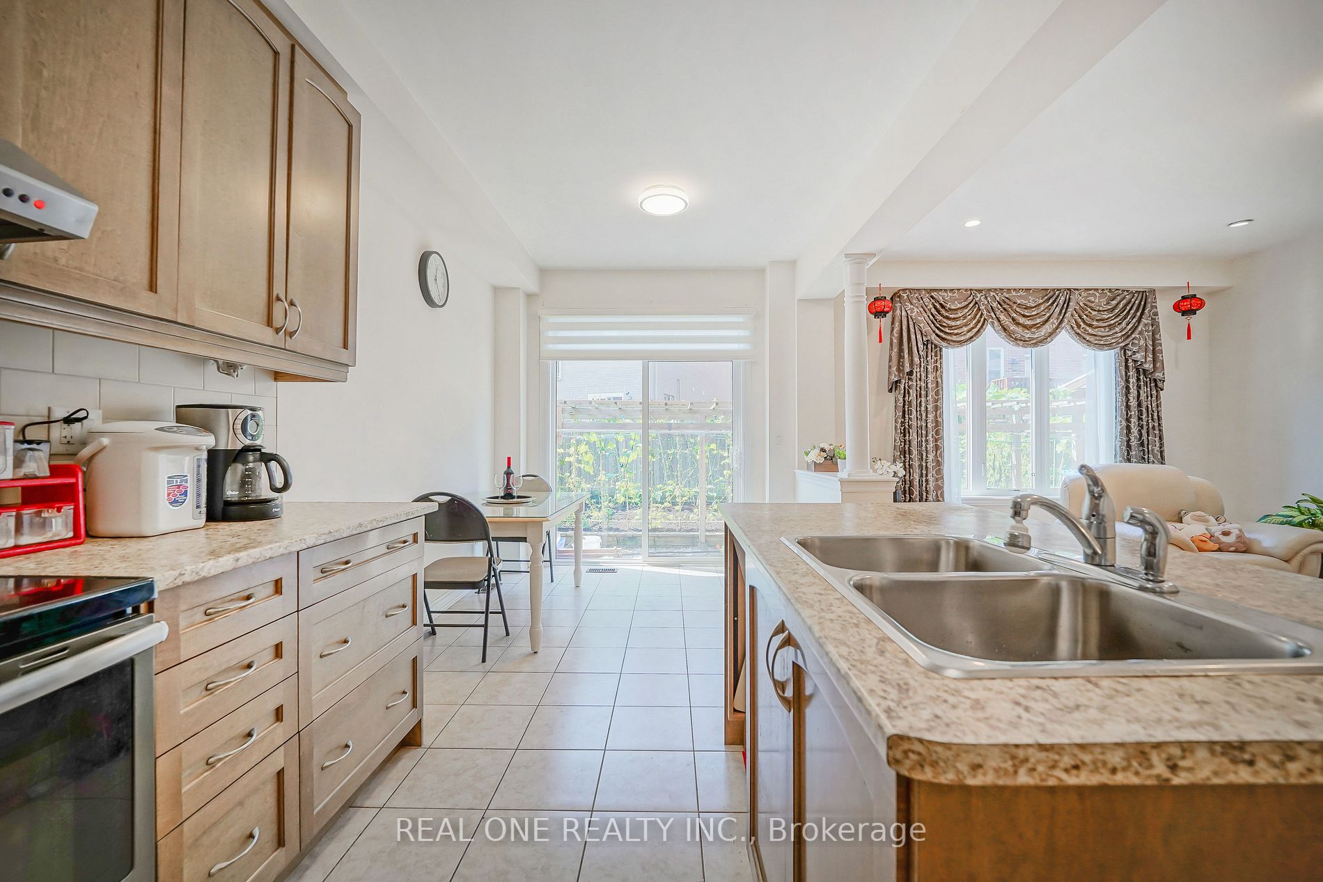 91 Living Cres