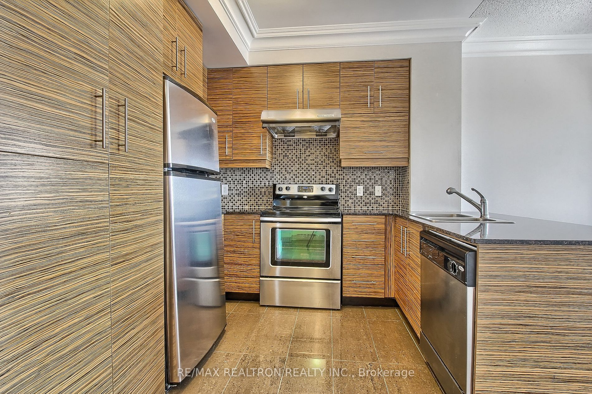 233 South Park Rd, #Rg8
