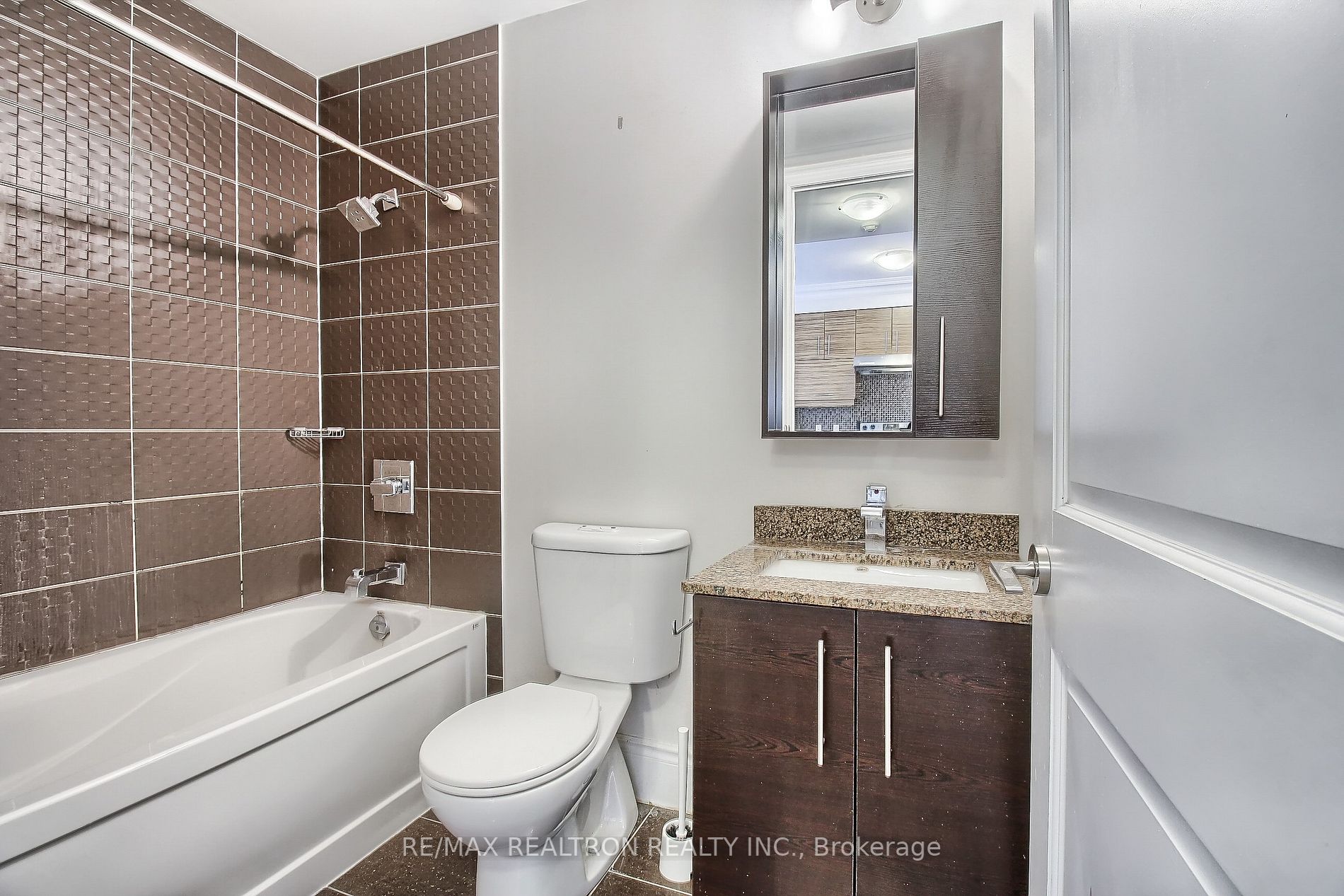 233 South Park Rd, #Rg8