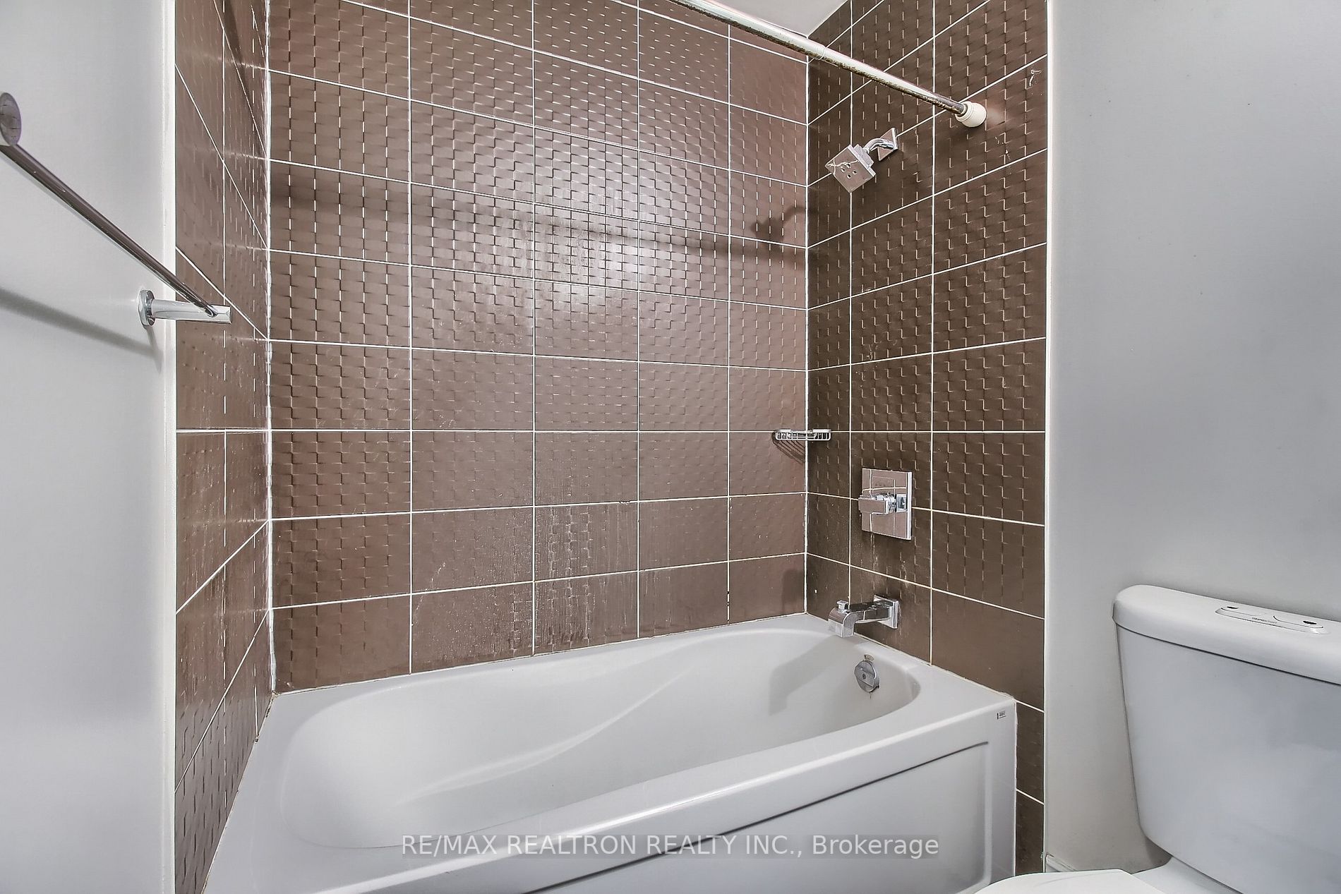 233 South Park Rd, #Rg8