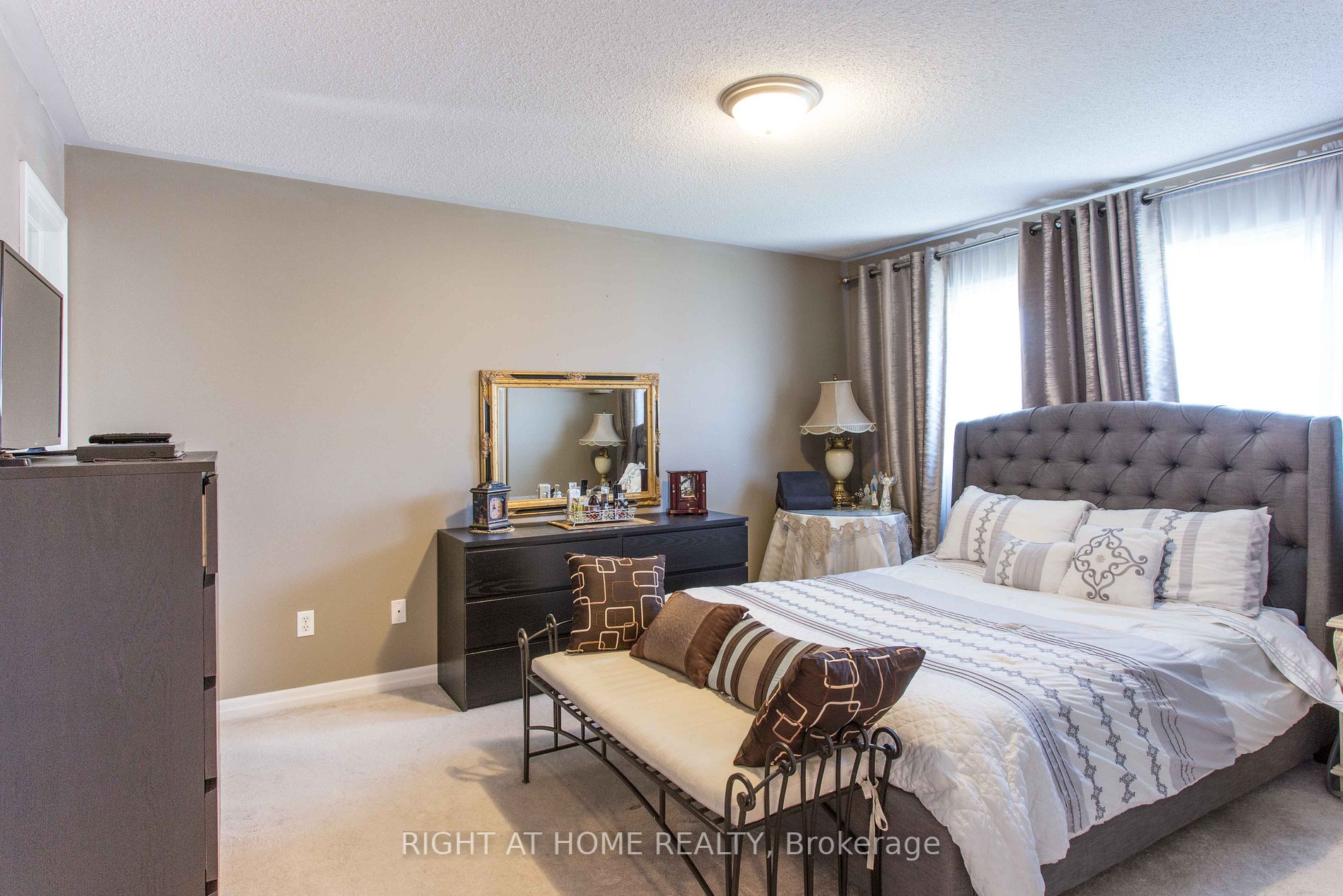 24 Mainland Cres