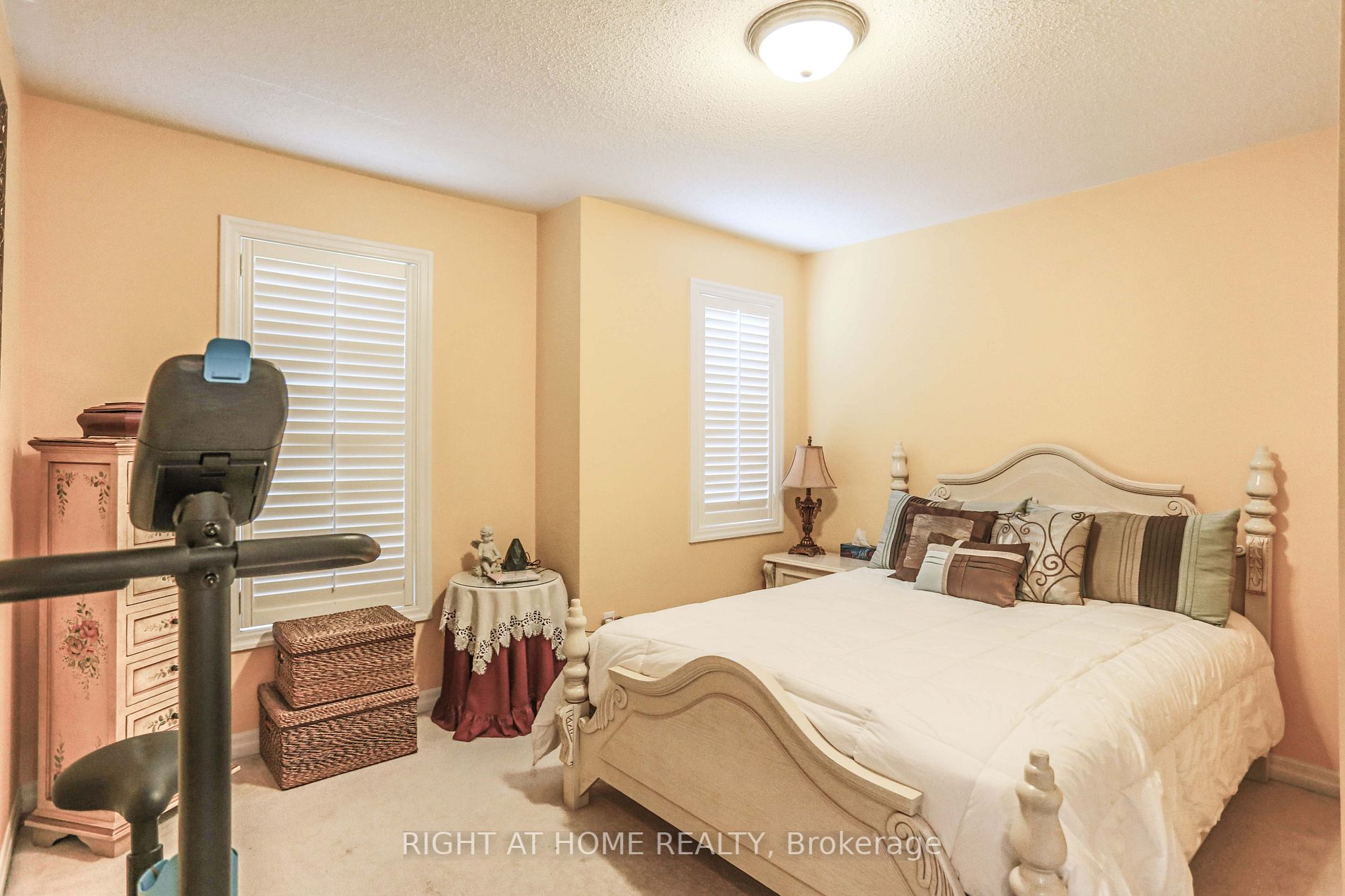 24 Mainland Cres