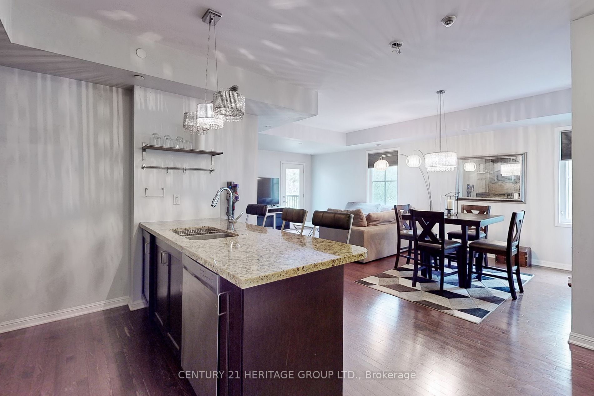 9589 Keele St, #206