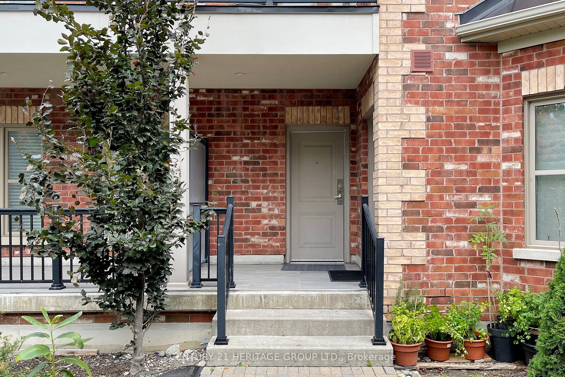 9589 Keele St, #206
