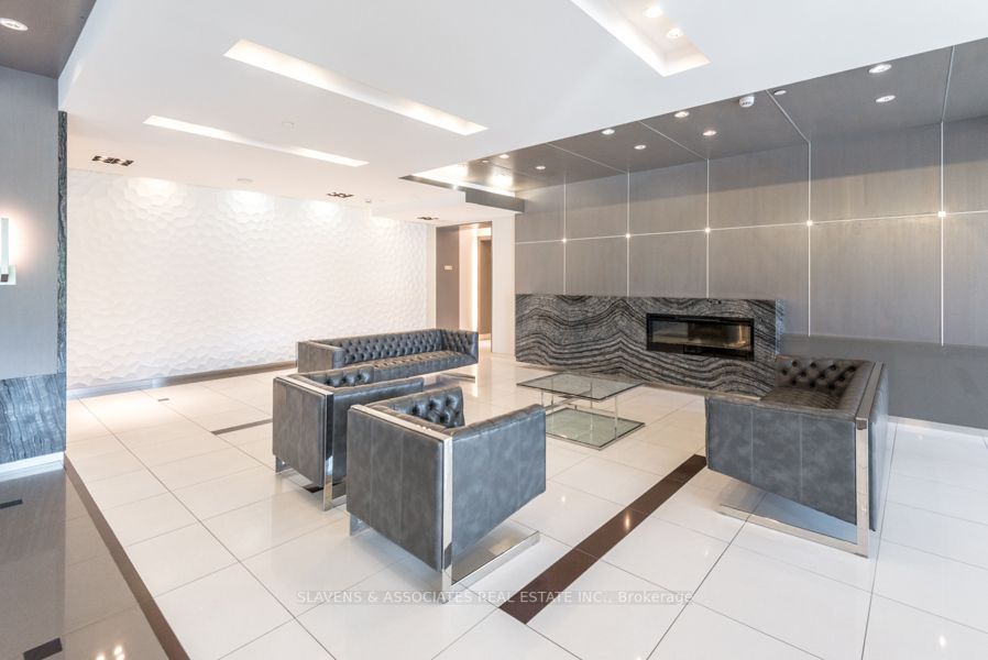 7167 Yonge St, #1411