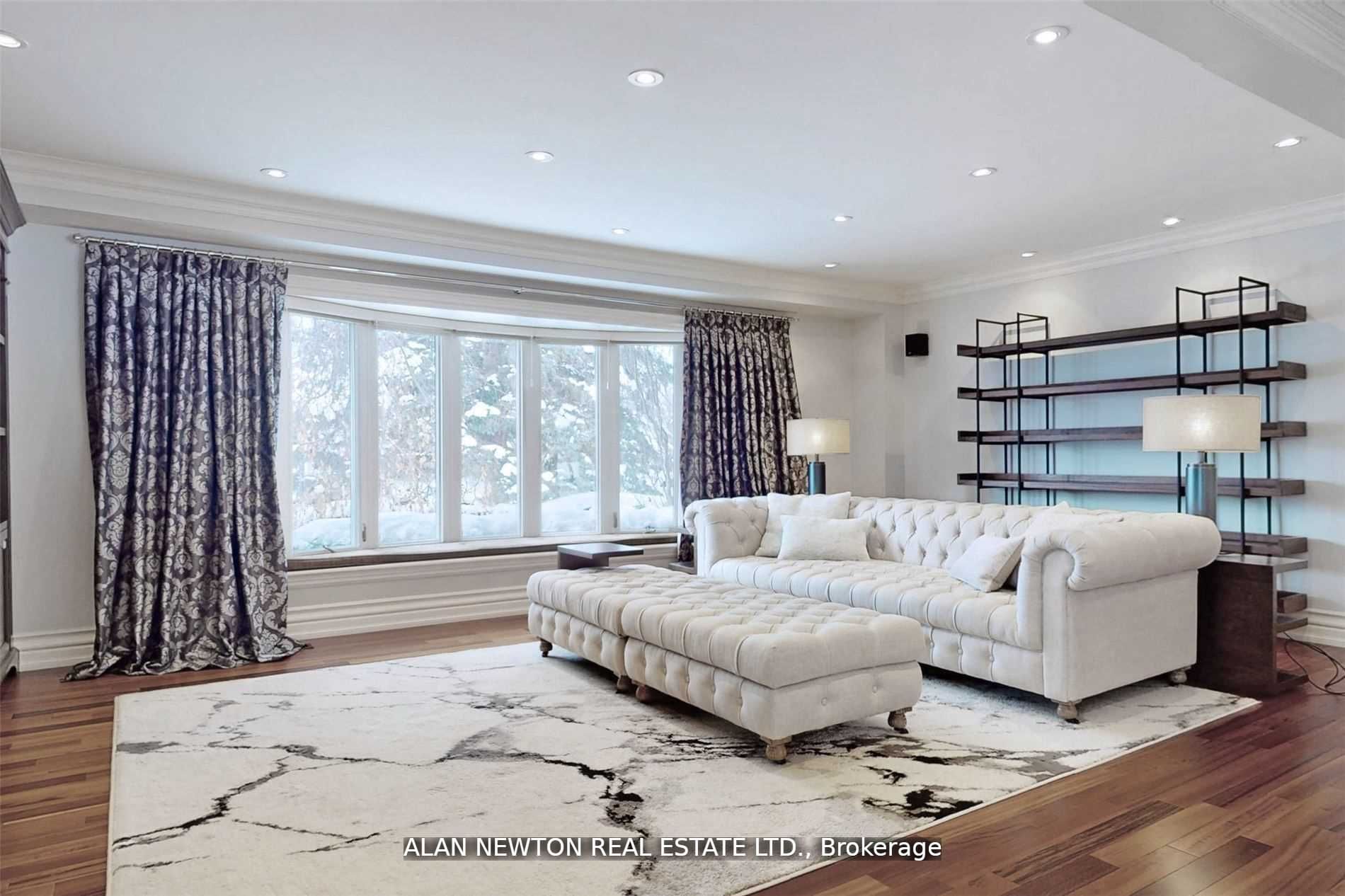 61 Riverside Blvd