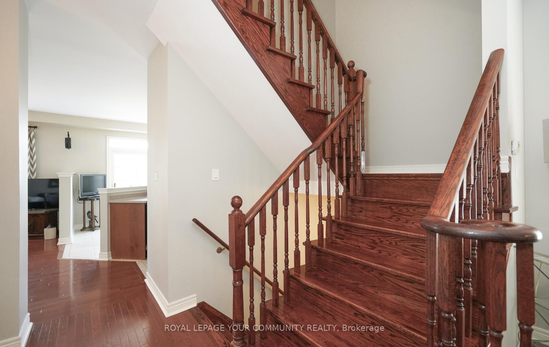 55 Watkins Glen Cres