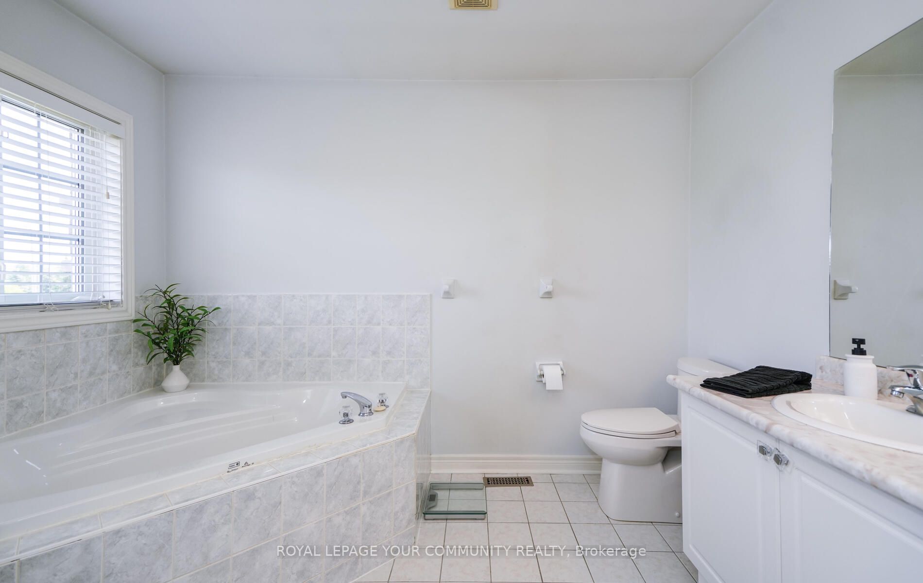 55 Watkins Glen Cres