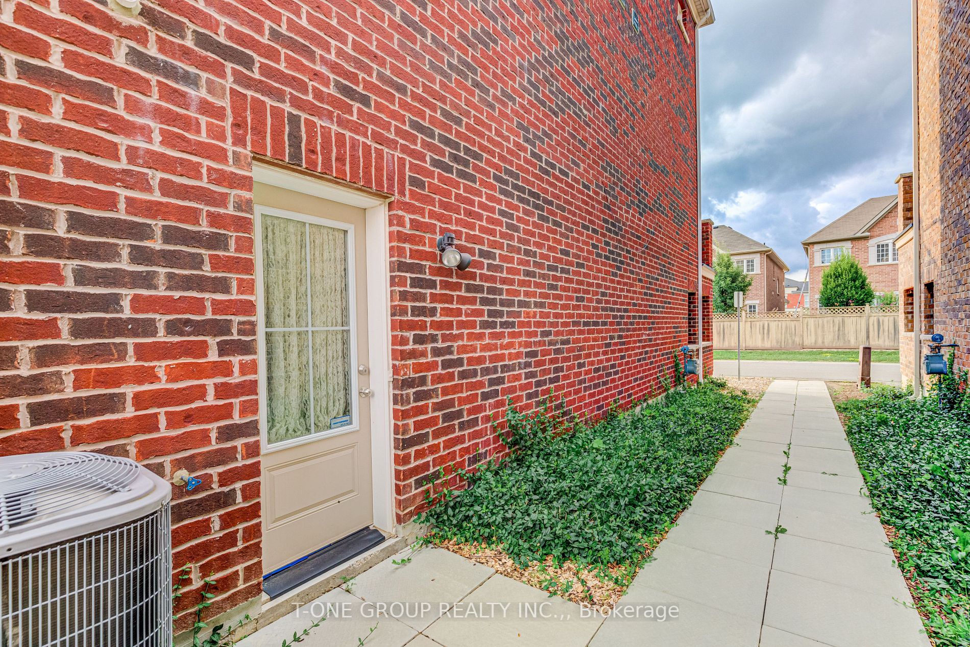 281 Dundas Way