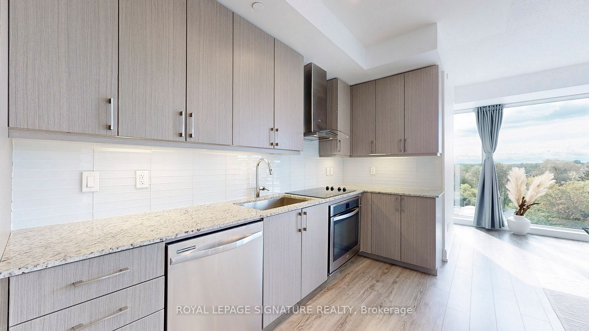 9600 Yonge St, #608