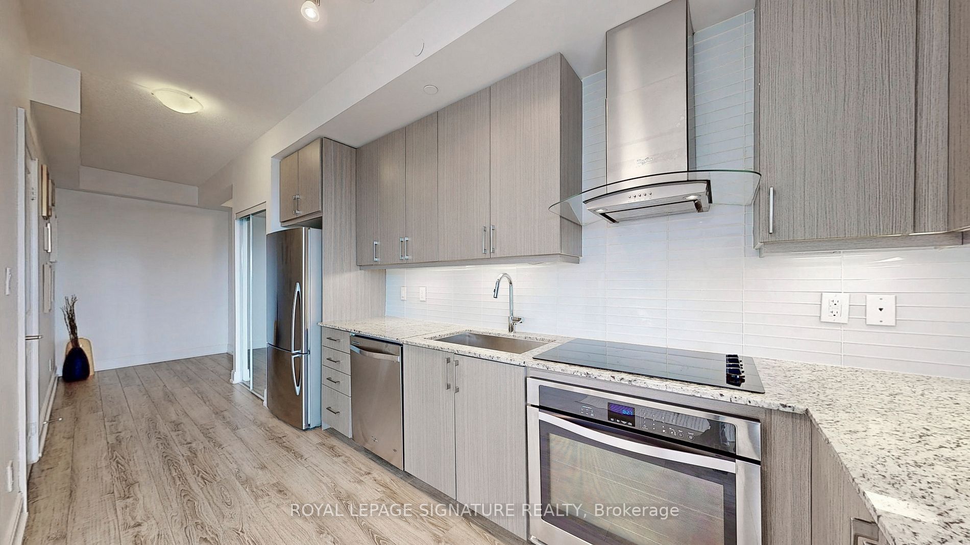 9600 Yonge St, #608