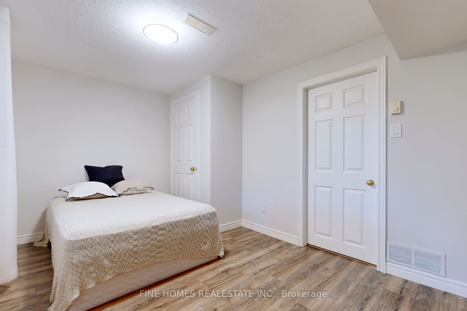 20 Moffat Cres