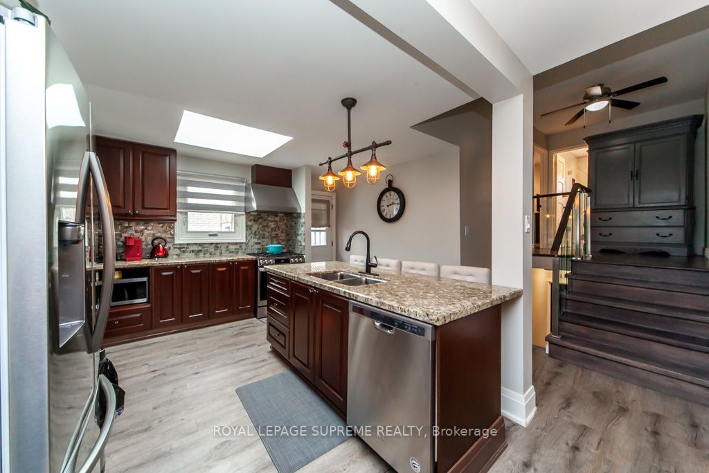 288 Centre St N