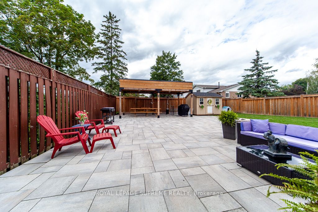 288 Centre St N