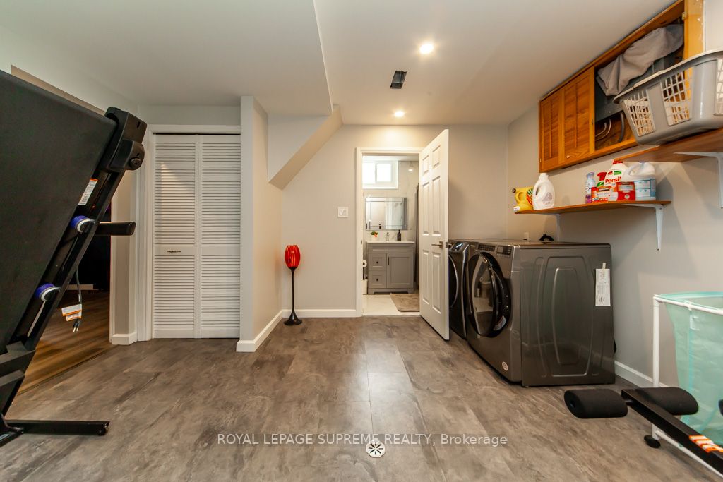 288 Centre St N