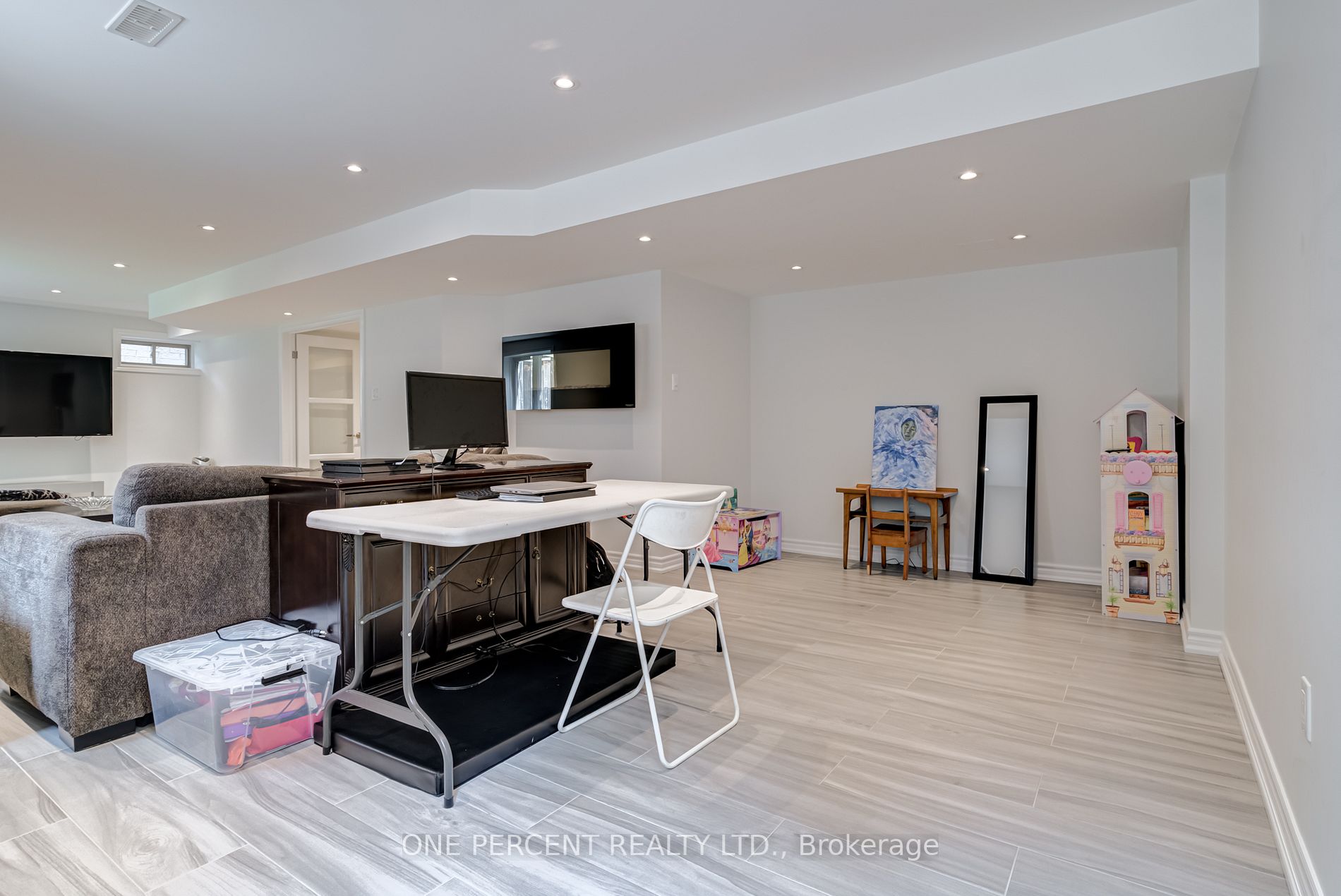 22 Westwind Cres