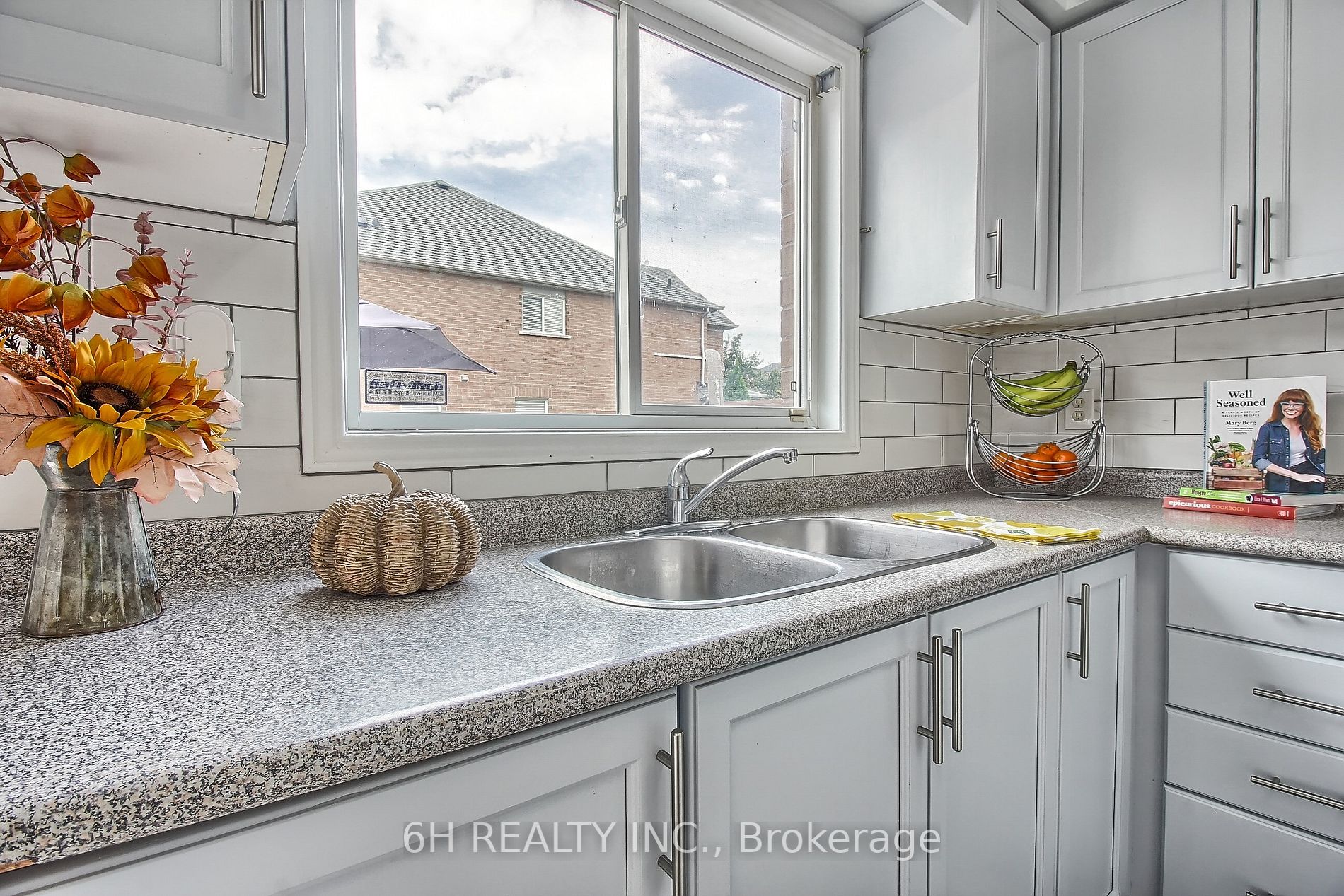 70 Echo Ridge Cres