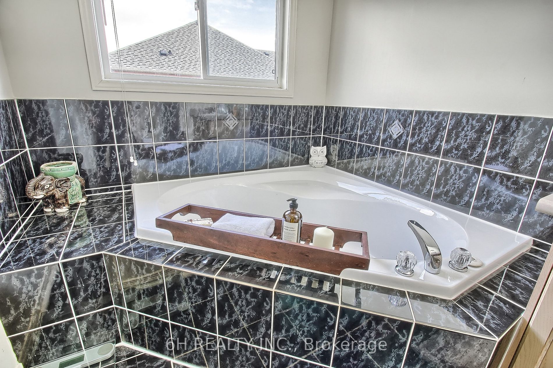 70 Echo Ridge Cres