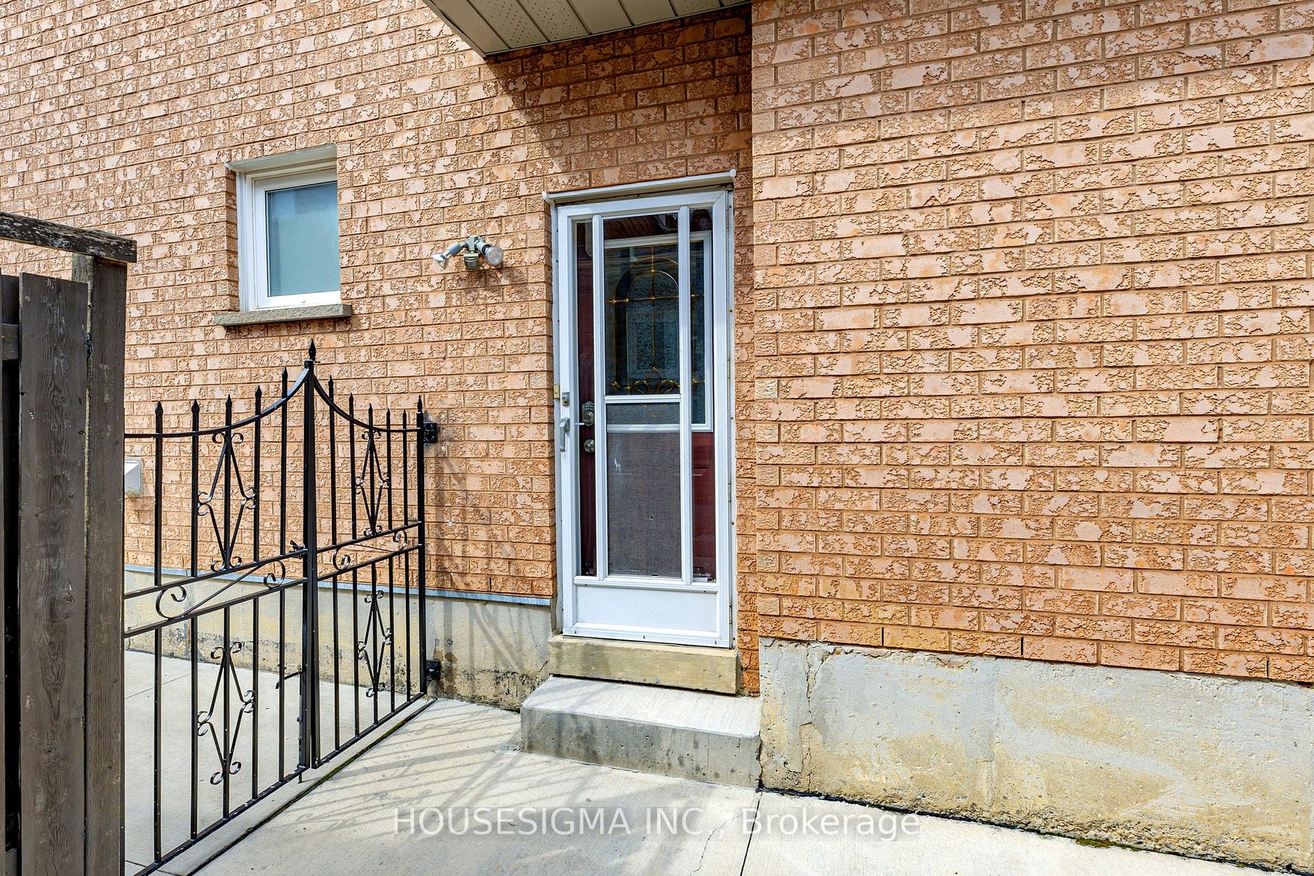 42 View North Crt