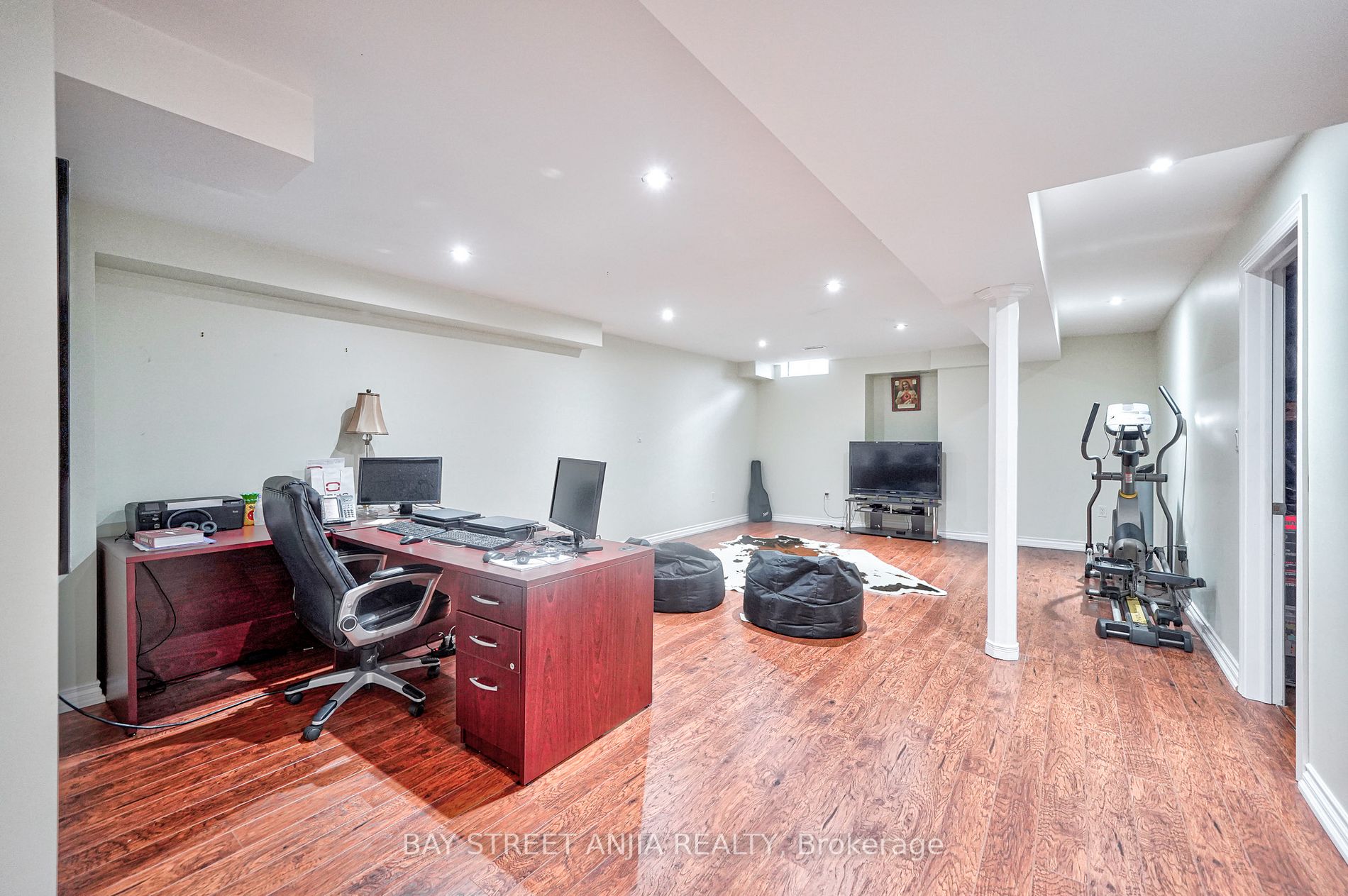 43 Royal Crown Rd