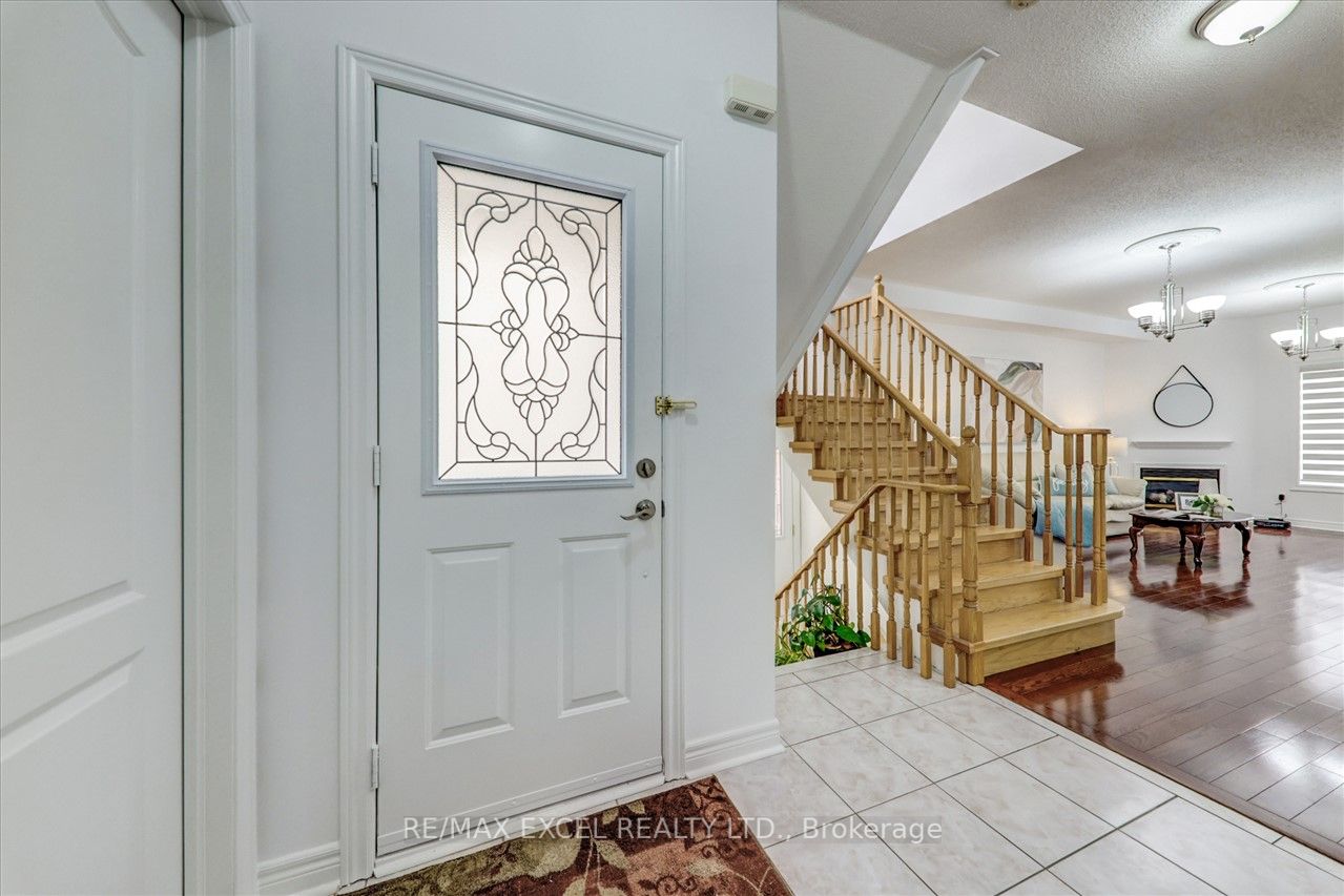 563 Highglen Ave