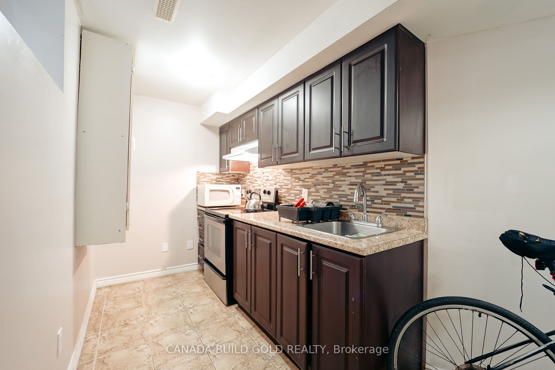 99 Maplewood Dr