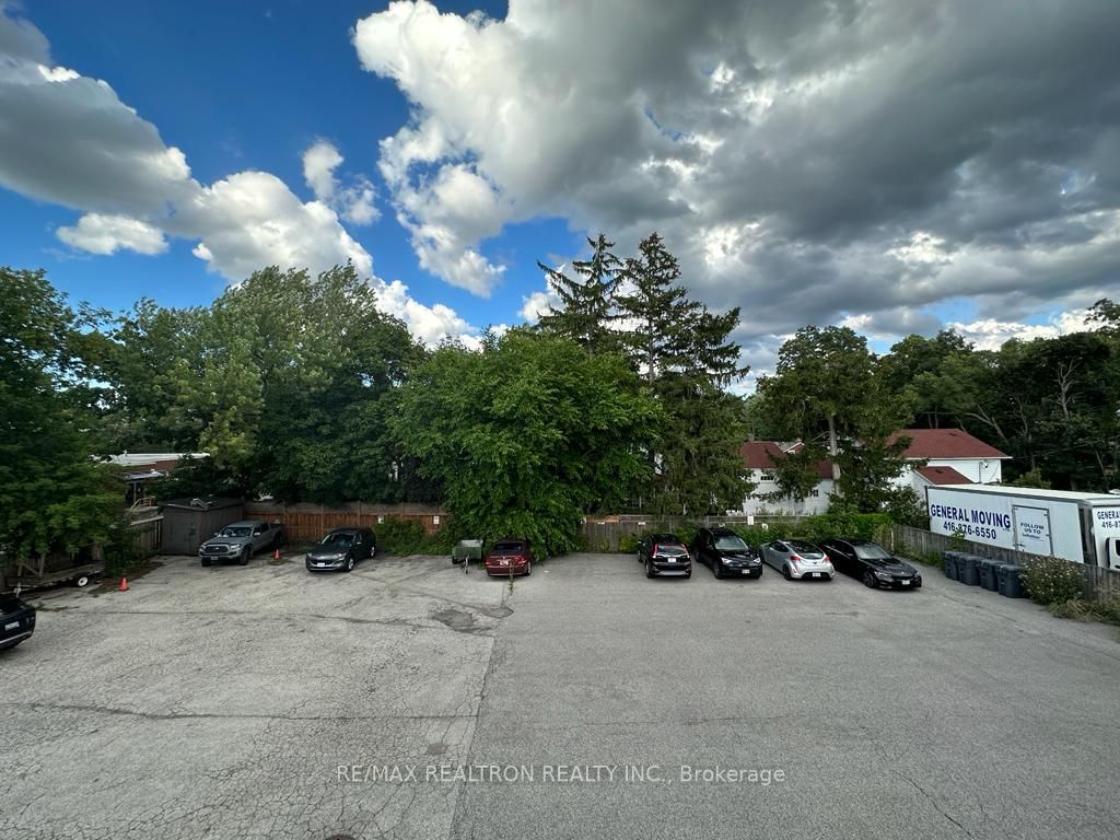 7711 Yonge St, #201A
