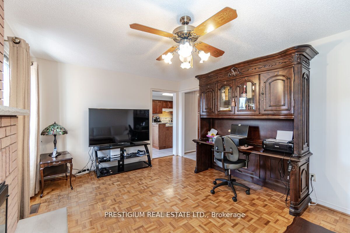 228 Greenock Dr