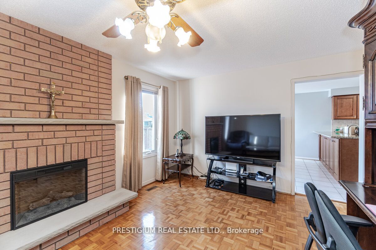 228 Greenock Dr