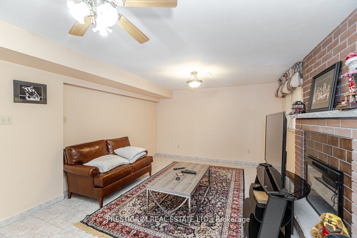 228 Greenock Dr