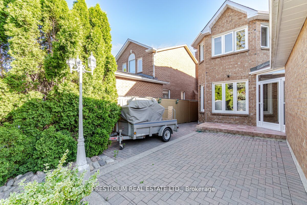 228 Greenock Dr
