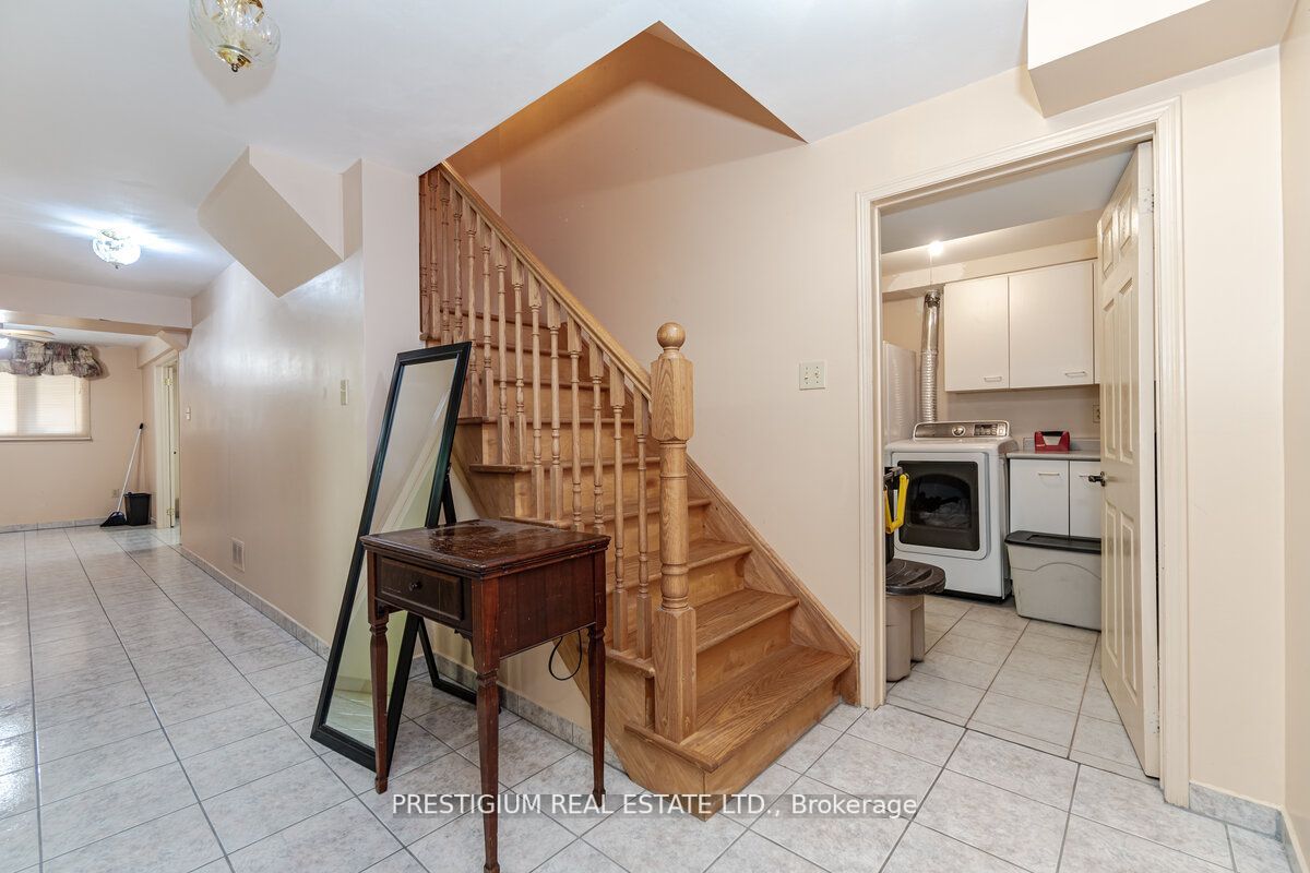 228 Greenock Dr