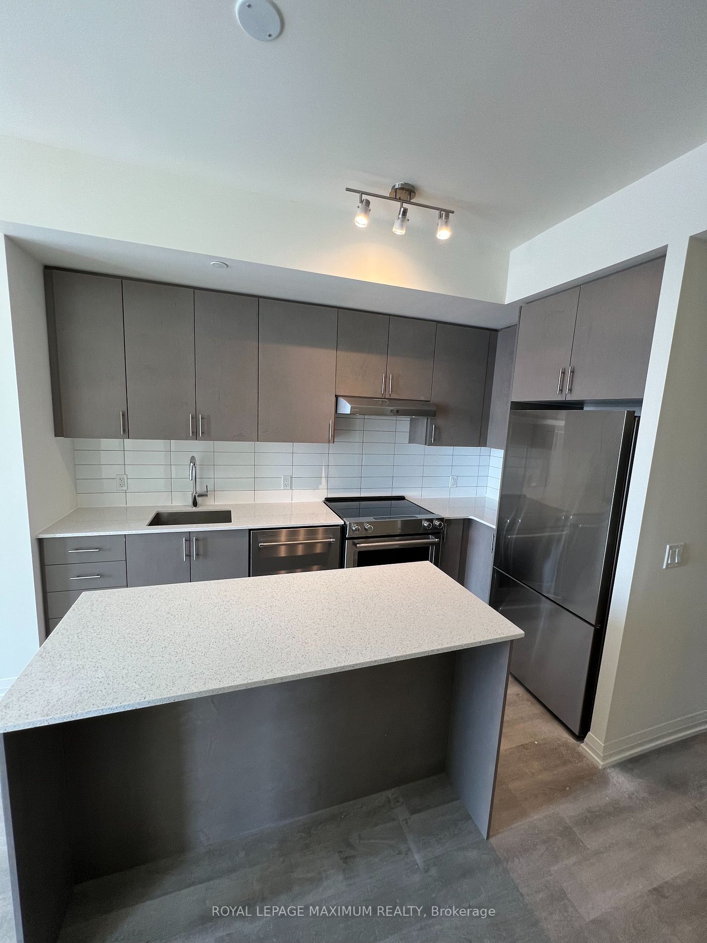 9000 Jane St, #1006