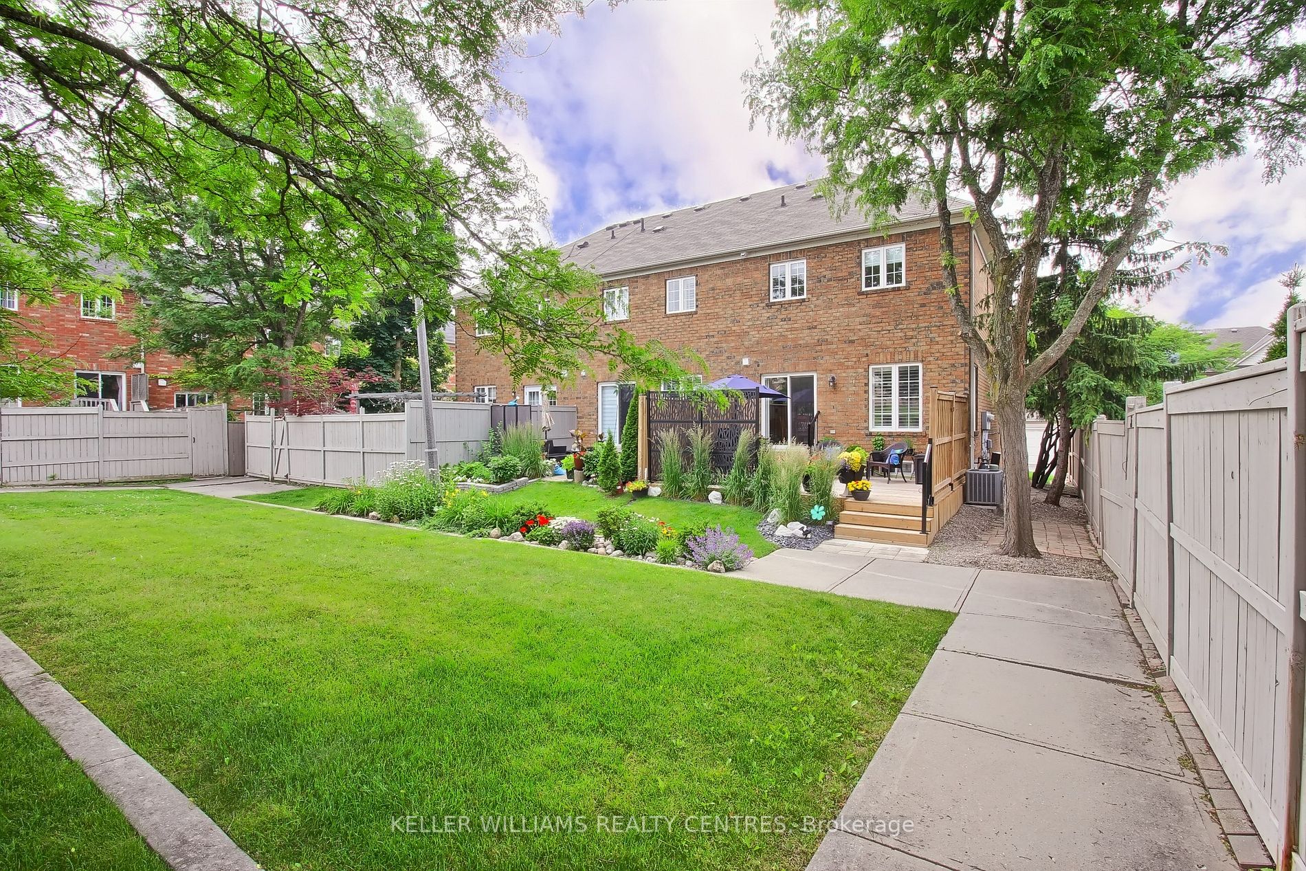 26 Carriage Walk, #27
