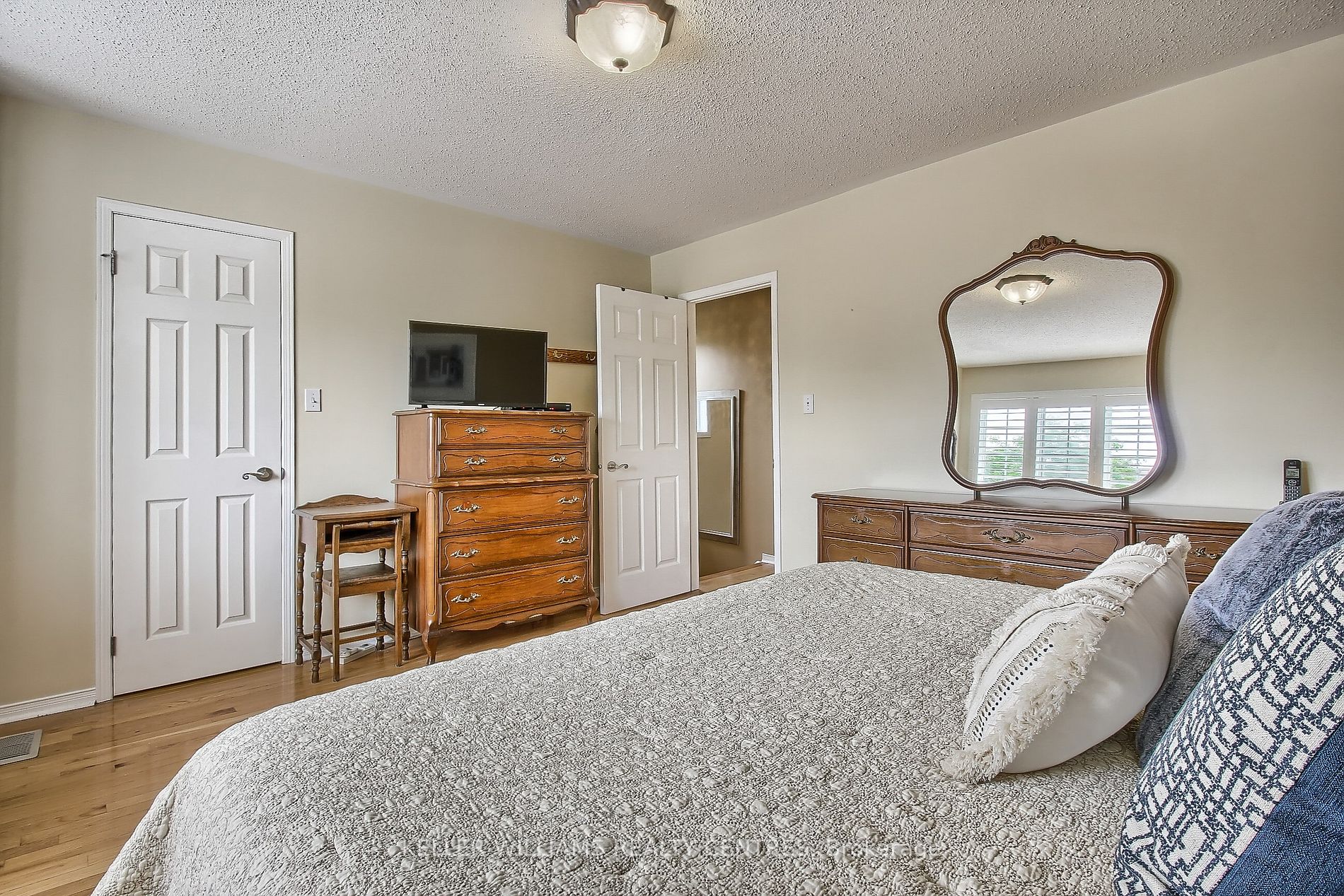 26 Carriage Walk, #27