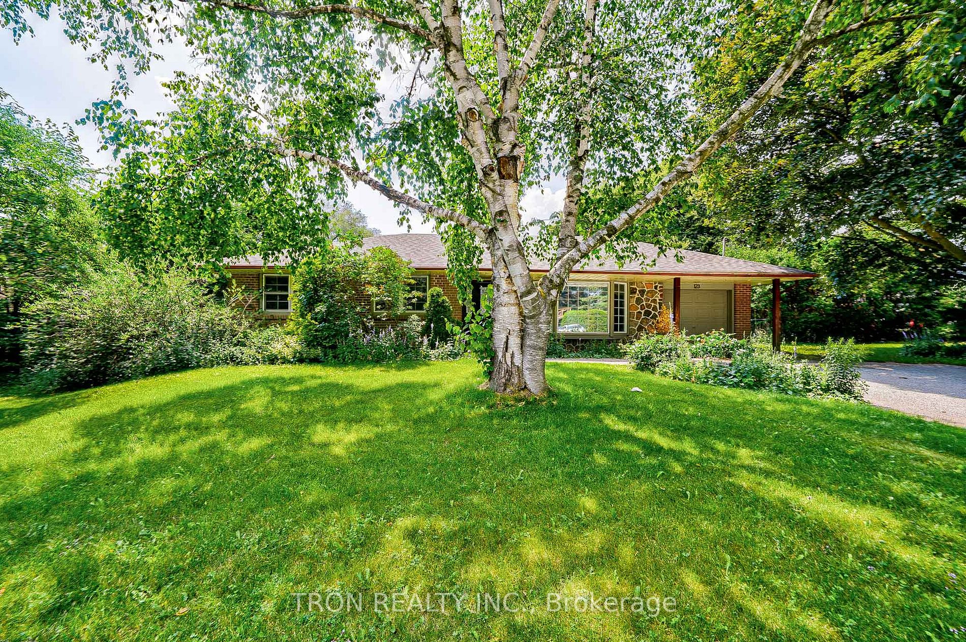 123 Sherwood Forest Dr