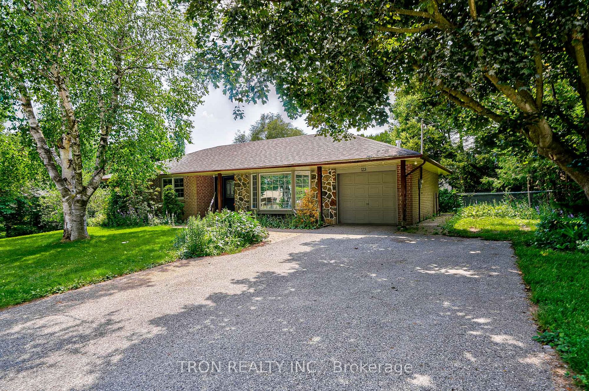123 Sherwood Forest Dr