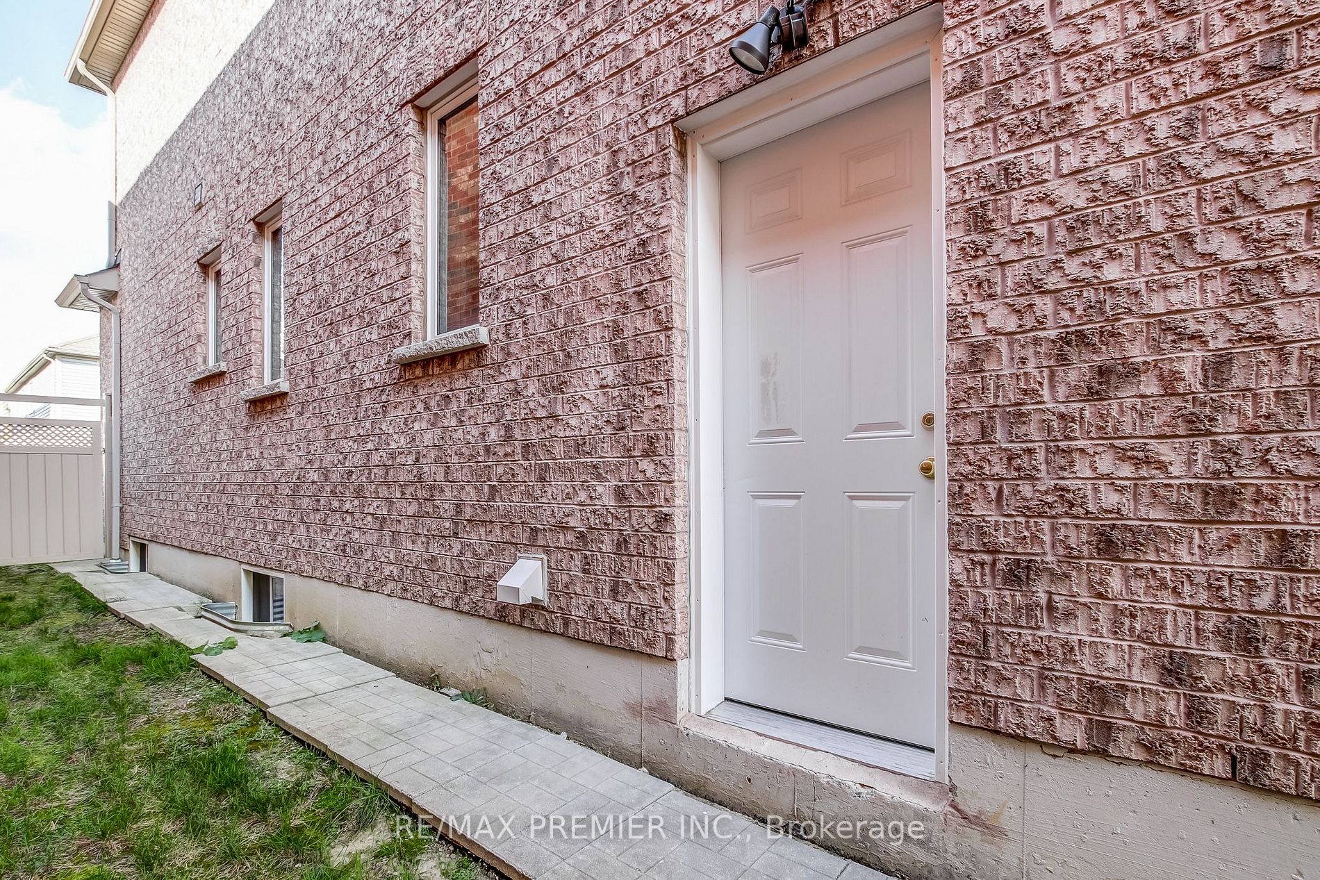 36 A.V. Nolan Dr, #Lower