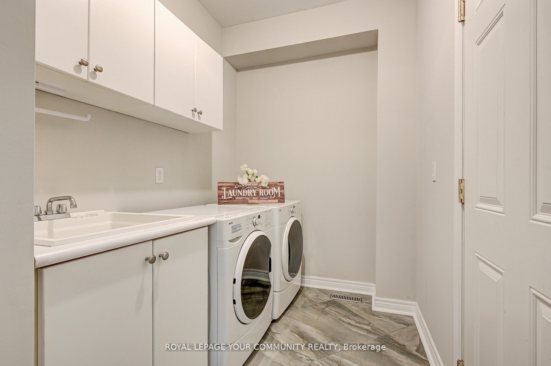 63 Woodbury Cres