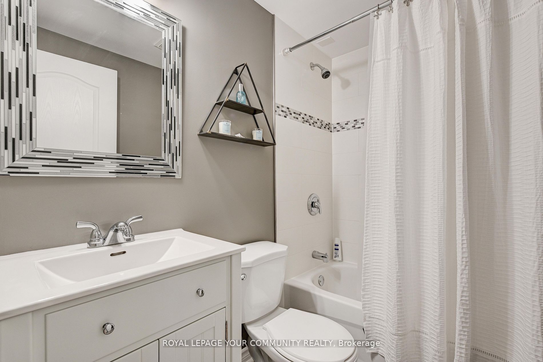 63 Woodbury Cres