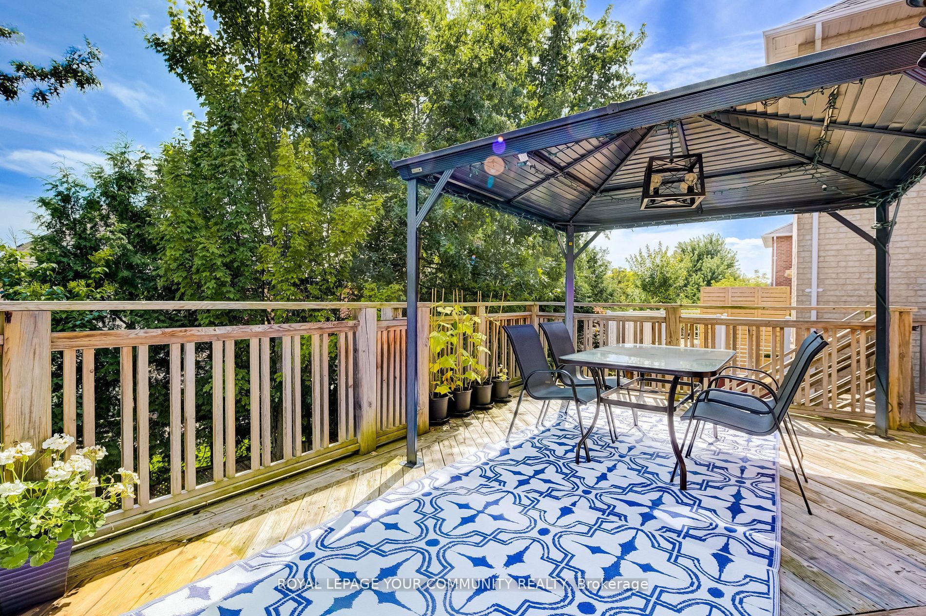 63 Woodbury Cres
